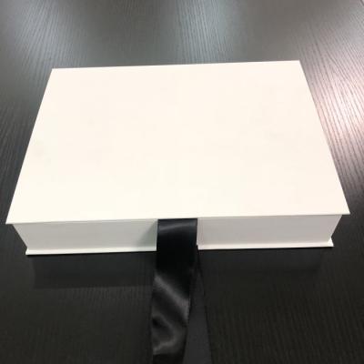 China Handmade Fast Delivery Luxury White Paper Boxes For Apparel Wholesale Prices Custom Design for sale