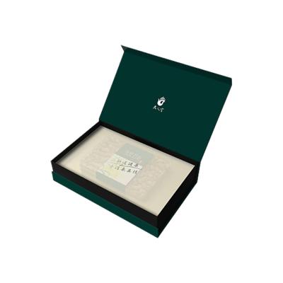 China Handmade luxury holographic custom hot stamp logo jewelry apparel packaging gift box with magnetic lid for sale