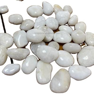 China Modern Popular Natural Stone Polished Garden Round Snow White Pebble Stone For Outdoor Garden Landscape Decoration for sale