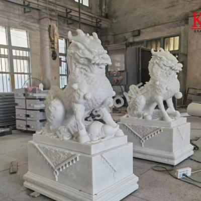 China Modern Natural Life Size Black White Marble Lion Hand Carved Style Stone Sculpture 2022 Western Outdoor Garden Decoration Large for sale