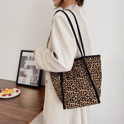 China 2022 Recyclable Hot Selling Leopard Women Shoulder Shopping Bag for sale