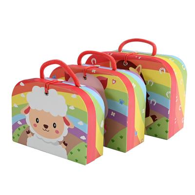 China Wholesale Recyclable Kids Paper Briefcase En Cardboard Kids Mini Cardboard Suitcase Gift Packaging Box With Handle for sale