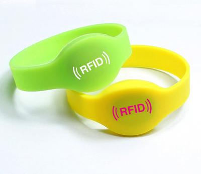 China Wearable wristband SI programmable HF UHF silicone cheap silicone rfid wristband NFC wristband NFC wristband factory price for sale