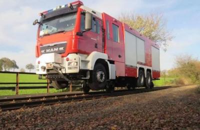 China Railroad Fire Fighting Water Truck HTRR209 Dual Purpose Fighting Vehicle Fires for sale