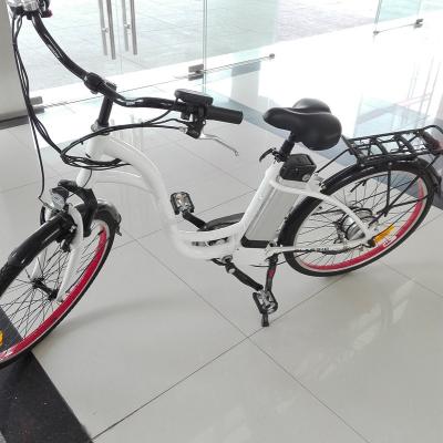 China Bici eléctrica ligera de la ciudad del cargador elegante de la CA 100V-240V 2Amps, bicicleta eléctrica del viajero de R/del freno servo en venta