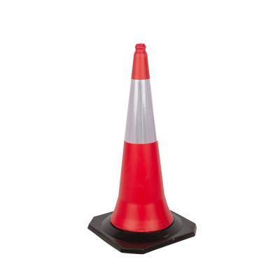 China Cone de carretera de plástico PE para la seguridad del tráfico en la carretera en un naranja llamativo en venta