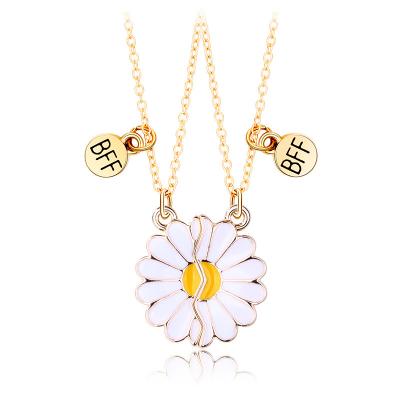 China TRENDY 2Pcs/Set Fashion Best Friends Honey Love Couple Pendant Necklace Daisy Broken Heart For Women Chain Bff Friendship Jewelry for sale