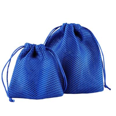 Chine Le polyester s'assemblant le cadeau de cordon de tissu met en sac 25x30cm adaptés aux besoins du client à vendre