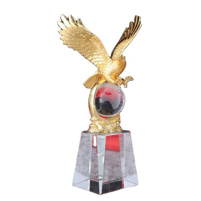 China 2020 Europe New Product Crystal Glass Trophy Gold Eagle Trophy Hot Selling Award for sale