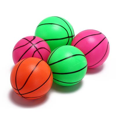 Cina PVC inflatable basketball small ball plastic toys baby safety and environmental protection children's basketball in vendita