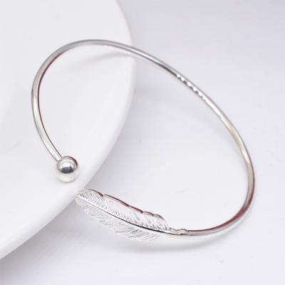 China CLASSIC Lady Ball Bracelet Fashion Feather Simple Brush Bracelet for sale