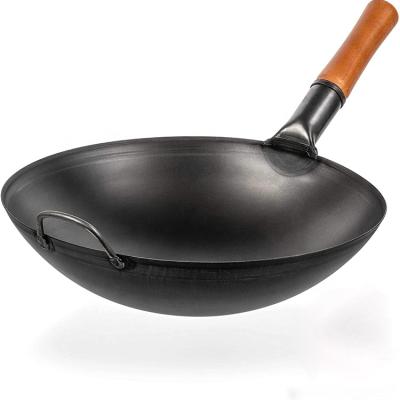 China Large 14 Inch Black Durable Non Stick Chinese Carbon Steel Hand Hammered Cook Fry Wok Pan With Wooden Handle for sale