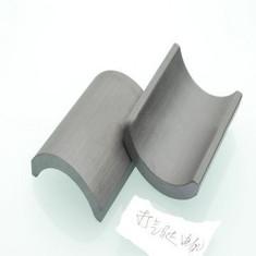 China Gris de carbón de leña industrial de los imanes del segmento de la ferrita de la forma de la taza en venta