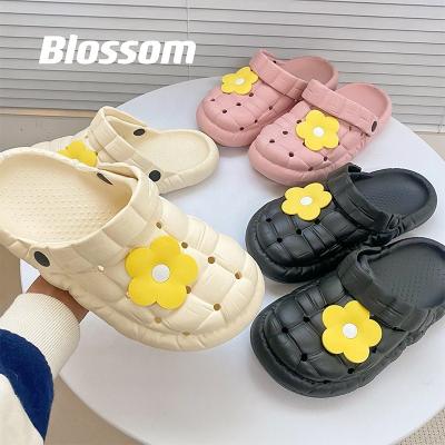 China Latest Design Cute EVA Foam Round Slips Croks Indoor Shoes Nurse Clogs Garden Shoes For Woman for sale