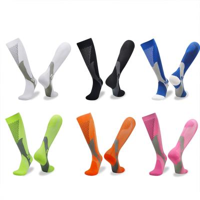 Chine La longue poignée de football de polyester chausse des chaussettes hautes de football de genou réduisant la vibration de muscle à vendre