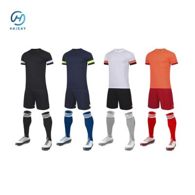 China Camiseta de fútbol de tamaño adulto: malla de poliéster ligera, colores vibrantes del equipo, tecnología de eliminación de humedad en venta