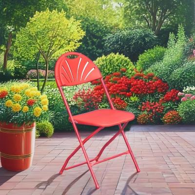 China Silla de plástico blanco silla plegable de metal apilada para jardines al aire libre parques de bodas en venta