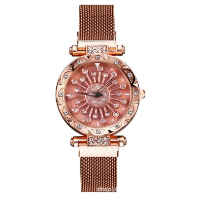 China Fashion Flower Rotating Dial Diamond Gold Watches Luxury women Wrist Quartz Watches Magnetic women watches à venda