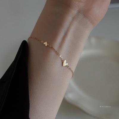 China 925sterling Newest Fashion Lady's Gold Heart Charm Bracelet Hot Selling Thin Chain Girls Silvery Gold Heart Bracelet Charm Bracelet for sale