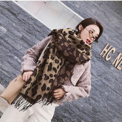 China 2021 winter warm classic acrylic leopard scarf women for sale