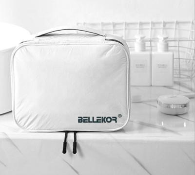 China Fashion Recyclable Custom Toiletry Kit Tyvek Wash Bag Dupont Paper Makeup Bag for sale