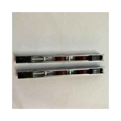 China Puerta corredera de acero inoxidable con rodamiento de UPVC Roller de doble puerta ajustable 103g Peso en venta