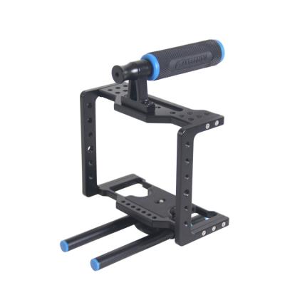 中国 Aluminum Black Handheld Camera Cage With 15mm Rod Rail For BMCC Camera 販売のため