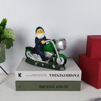 China Europe Custom Design Home Decor Polyresin Crafts Resin Garden Ornaments Funny Solar Gnome For Decoration for sale