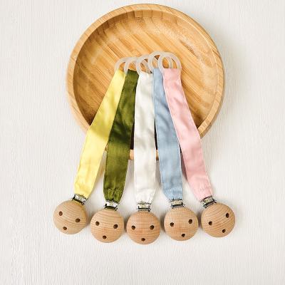 China BPA Free Custom Wholesale Baby Muslin Wooden Holder Chain Baby Pacifier Clip Feeding Supplies Dummy Products for sale