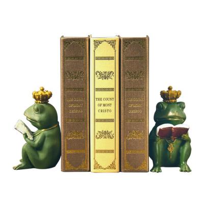 China Wholesale Eco-friendly Resin Frog With Crown Miniature Desktop Library Cool Bookends Bookends for sale