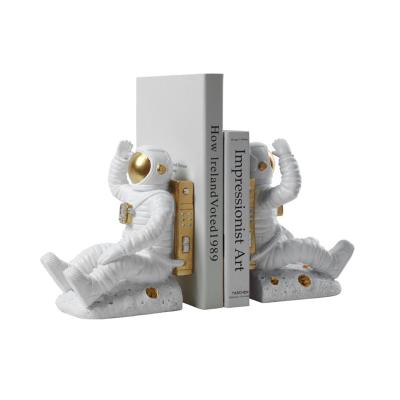 China Eco-friendly DIY Bookends Resin Bookshelf Bookend Desk Organizer Tabletop Astronaut Bookend for sale