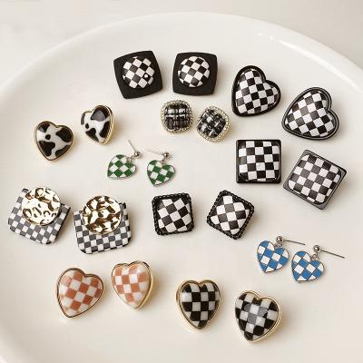 China TRENDY Jewelry Soft Gold Plated Grid Heart Stud Earring 925 Sterling Silver Post Checkerboard Heart Acrylic Studs Earrings for sale