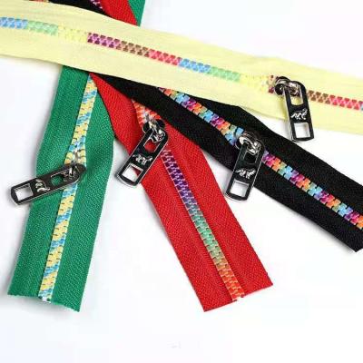 Cina Custom Colors Fashion Teeth Fashion Auto Lock WYSE Factory Zipper 5# Open End Resin Plastic Zippers For Clothing in vendita