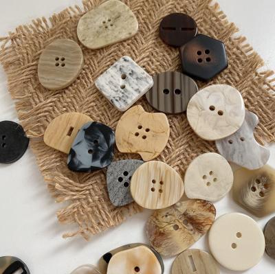 China Viable Clothing Accessories Factory Wholesale New Fancy 2/4-holes Buttons Decorative Button 4 Holes Button Viable Box Custom Round à venda