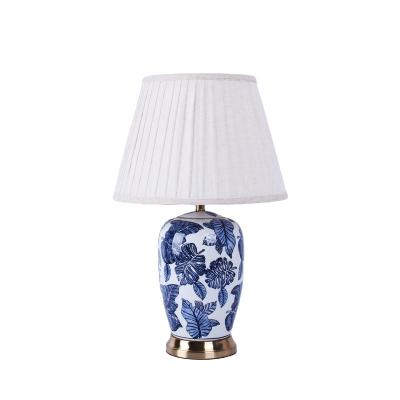 China Traditional factory blue living room pot porcelain hotel direct and white Chinese decorative ceramic table lamp for sale