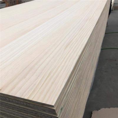 China Tabla de madera de hierro de pino alto Paulownia y álamo con superficie limpia y terminada en venta