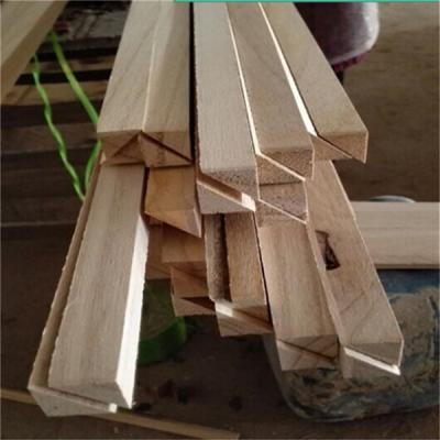 China 11 mm x 11 mm Holzschamfer Paulownia Dreieck Holzstreifen mit einem Feuchtigkeitsgehalt von 8% bis 12% zu verkaufen