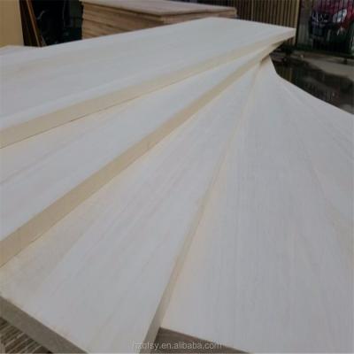 China Moldeado de madera a medida Madera maciza madera de paulownia tablero de madera en color natural en venta