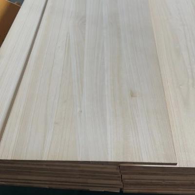 China 480-510 kg/m3 Pine Lumber 18mm Finger Jointed Radiata Pine Solid Planks voor meubels Te koop