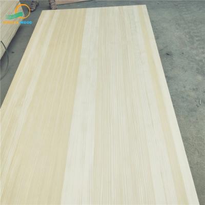 中国 8~12%の水分含有量 固い縁 パーソナライズ可能なプロジェクトのための接着 Pine Panel 販売のため