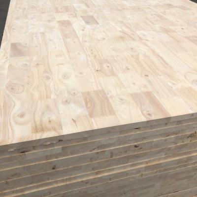 China Schone en afgewerkte rubberen houten vingerplaat met een hoge dichtheid van 730-830 kg/cbm Te koop