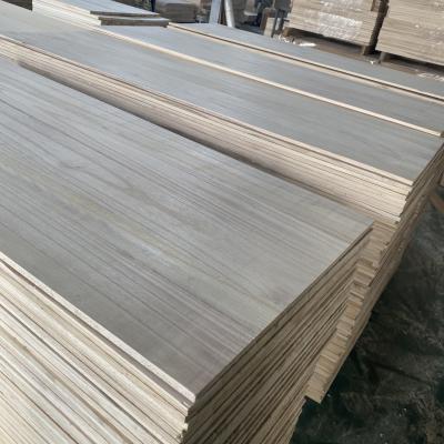 China Fabricación de madera en el hogar Densidad 8 mm Tablas de madera de paulownia con densidad 280-300 kg/m2 en venta