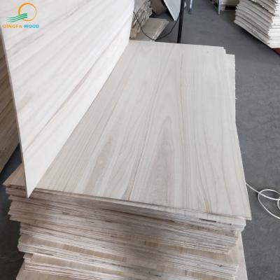 China Natürliches oder gebleichtes Paulowniaholz 2440x1220mm M3 für Massivholzplatten zu verkaufen