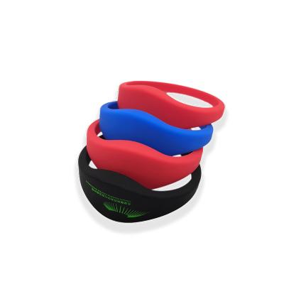 China Waterproof/waterproof silicone rfid wristband for swimming pools NFC/RFID wristband F08 IC door access control card RFID tag wristband smart silicone B for sale