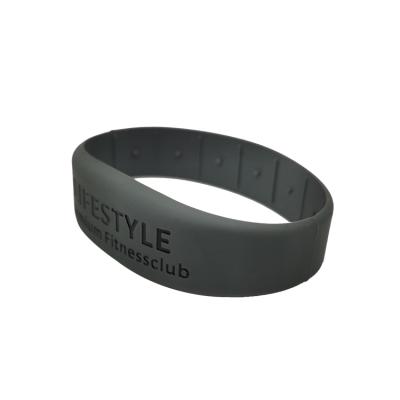 China Waterproof/waterproof made of China top quality locking rfid wristband rfid wristbands thermal rfid token wristband for sale