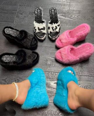 China 2021 Fashion Trend Women's Furry Sandals Ladies Shoes Thick Bottom Fur Platform Cute Fluffy Sandals Furry Slippers for sale