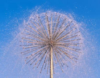 China Glinsterende LED verlicht roestvrij staal decoratieve paardebloem waterfontein Voor pretpark Te koop