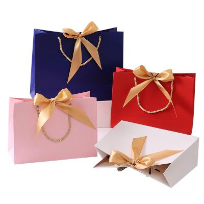 China Luxury Strong Paper Gift Bags Shopping Packaging Bag With Ribbon Handles Te koop