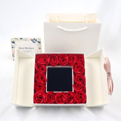 China 2022 New Design Wholesale 16 Preserved Fresh Flower Roses White Black Mother's Day Gift Valentine's Day Gift Box for Jewelry zu verkaufen