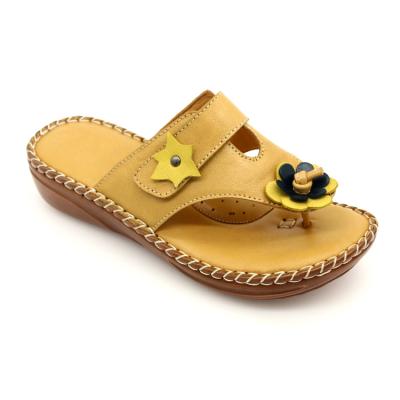 China Cushioning Hot Wholesale Cowhide Flip Flops Leather Handmade Slippers Women's Casual Shoes New Style Non-slip Flower Flat Slippers for sale